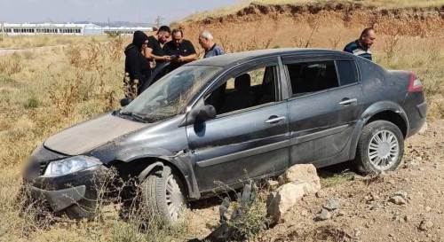 Direksiyon hakimiyetini kaybetti, otomobil yoldan savruldu