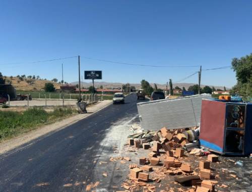 Direksiyon hakimiyetini kaybetti, tarım aracı devrildi