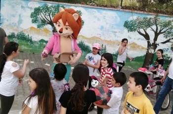 Dışarı Çıkan Çocuklara Dondurma Sürprizi
