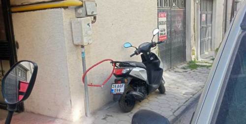 Doğalgaz borusuna kilitli motosiklet tehlike oluşturdu