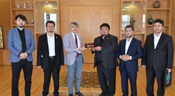 Doğu Türkistan Maarif Cemiyeti’Nden Rektör Uysal’A Ziyaret
