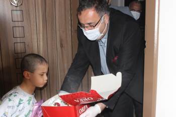 Doğum Günü 23 Nisan Olan Çocuklara Yaş Pastalı Jest
