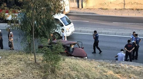 Doğuma giderken kazada can verdi
