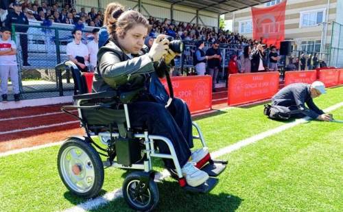 Doğuştan engeline rağmen medya dünyasında iz bırakıyor