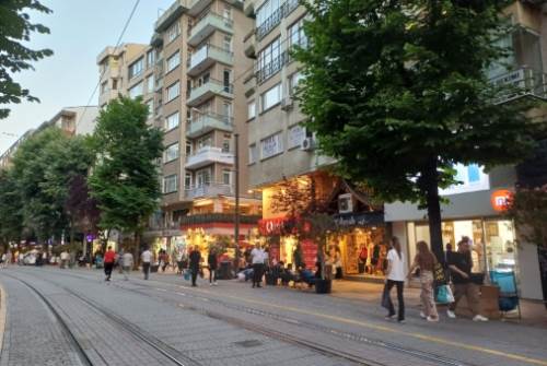 Doktorlar Caddesi'nde yaz hareketliliği yaşanıyor