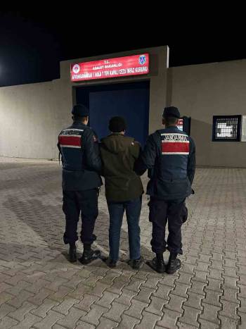 Dolandırıcılık Suçundan 6 Yıl Hapis Cezasıyla Aranan Şahsı Jandarma Yakaladı
