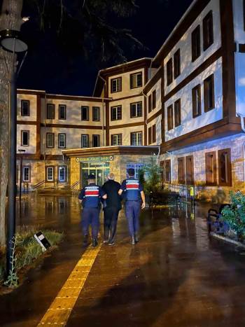 Dolandırıcılık Suçundan Aranan Şahsı Jandarma Gece Yakaladı
