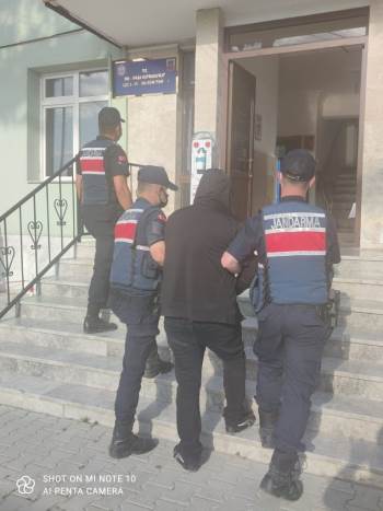 Dolandırıcılık Şüphelisi Saklandığı Ranzanın Altında Yakalandı
