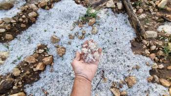 Dolu Yağışı Sonrası Her Yer Beyaza Büründü
