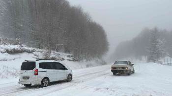 Domaniç-İnegöl Karayolunda Kar Yağışı Etkili Oluyor
