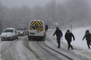 Domaniç’Te Kar Yağışı Ulaşımı Etkiliyor
