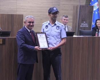 Domaniç’Ten Dumlupınar’A Koşan Zabıta Memuruna Bir Ödül De Başkan Işık’Tan
