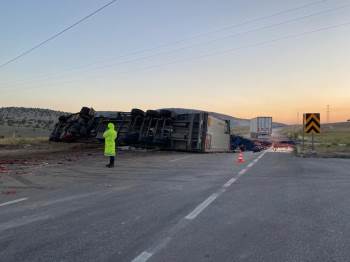 Domates Yüklü Tır Devrildi, 1 Kişi Yaralandı

