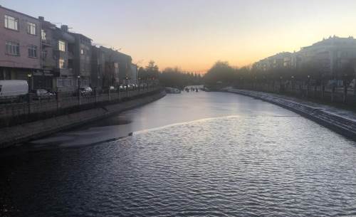 Dondurucu soğuk Eskişehir’i etkisi altına aldı: Porsuk Çayı buz tuttu