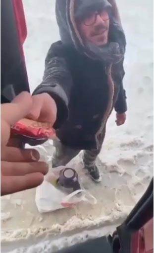 Dondurucu Soğukta İçleri Isıtan Görüntü
