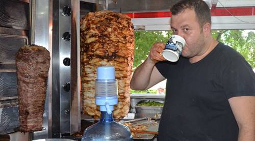 Döner ustası günde 10 litre su içiyor