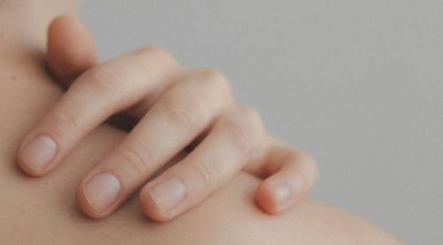 Donuk Omuz: Kol Ağrınızı Ciddiye Alın! Nedenleri, Belirtileri ve Tedavi Yöntemleri