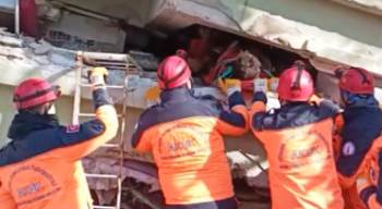 Dpü-Akuk 7 Kişiyi Enkazdan Kurtardı
