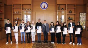 Dpü’De Depremzedelerle İlgili Çalışmalarında Görev Alan Öğrencilere Teşekkür Belgesi
