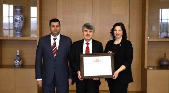 Dpü Engelsiz Öğrenci Birimine Geçen Yıl Kazandığı Belge Ve Bayraklar Teslim Edildi
