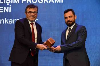 Dpü-İif Dekan Yardımcısı Mustafa Ateş’E, Cumhurbaşkanlığı Finans Ofisi’Nden Plaket
