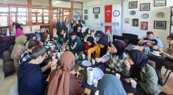 Dpü Ksbmyo Öğrencileri Engelsiz Hobi Atölyesinde
