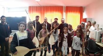 Dpü’Lü Öğrencilerden İlkokula Müzik Sınıfı
