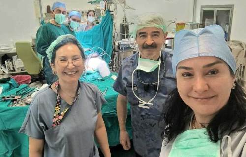 Dr. Muharrem Şenel sadece hastalarını ameliyat etmiyor, umut da veriyor