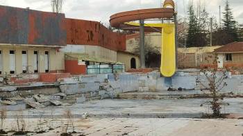 Dübecikler Havuzu Ve Hamamı Adeta Çürümeye Terk Edildi
