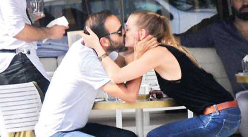 Dudak dudağa yakalandılar