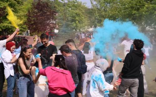 DÜfest 2025 renkli açılışıyla öğrencilere moral oldu