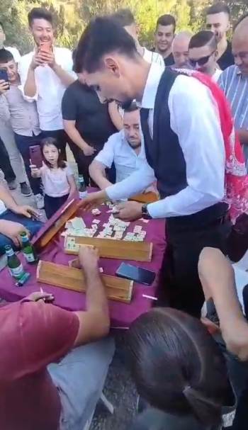 Düğün Konvoyunun Önünü Böyle Kesip, Damattan Bahşişi Kopardılar
