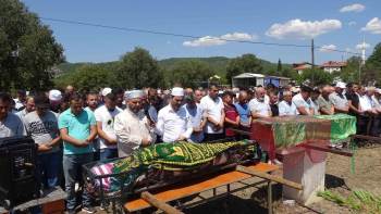 Düğün Sonrası Hayatlarını Kaybeden Gelin Ve Damat Yan Yana Defnedildi
