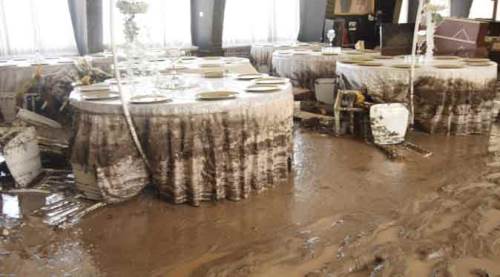 Düğünde can pazarı! Masaların üzerine çıkarak kurtuldular...