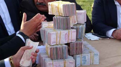 Düğünde damada takılan paralar parmak ısırttı