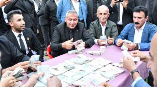 Düğünde takılanları böyle  saydılar: Dudak uçuklattı!