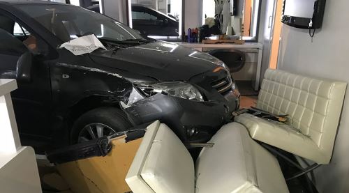 Dükkana böyle daldı bırakıp kaçtı!