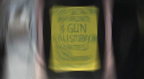 Dükkanın camına yazdığı notu gören dönüp bir daha baktı