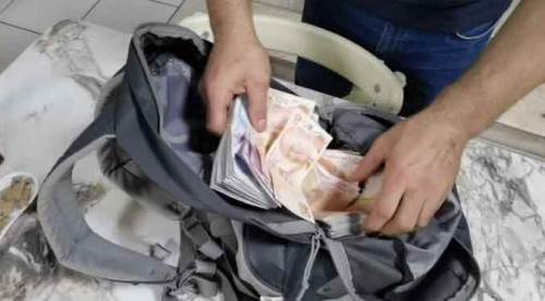 Dükkanında bu çantayı bulunca...