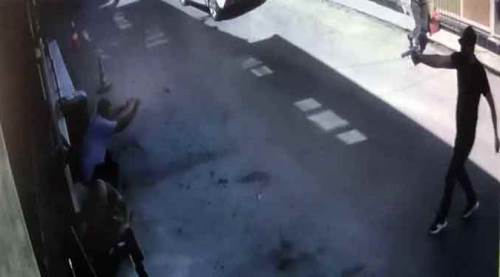 Dükkanının önünde kurşun yağmuruna tutuldu