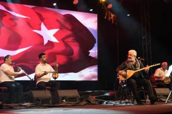 Dumlupınar’Da Esat Kabaklı Konseri
