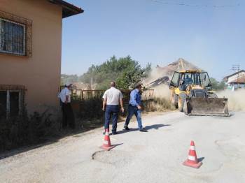 Dumlupınar’Da Metruk Binalar Yıkılıyor
