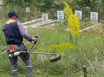 Dumlupınar’Da Mezarlık Temizliği
