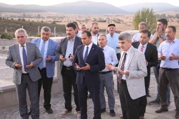 Dumlupınar’Da Şehitliği Ziyaret Edip Dua Ettiler
