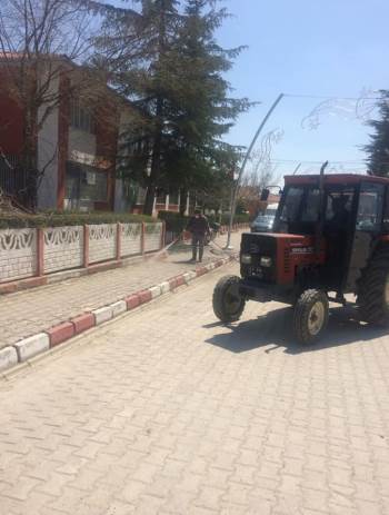 Dumlupınar’Da Tüm Bahçe Park Ve Kaldırımlar İlaçlandı
