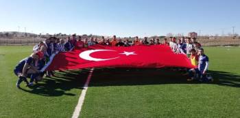 Dumlupınar’Dan Yunan’Lı Vekile Futbol Sahasından Bayrak Mesajı
