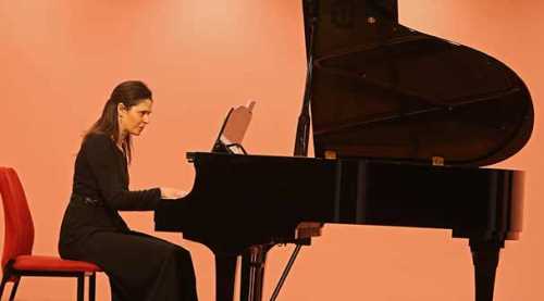 DÜNYA KADINLARI İÇİN ÇALDI