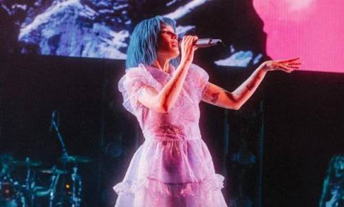 Dünyaca ünlü pop yıldızı Halsey'den Türk hayranlarını sevindirecek mesaj