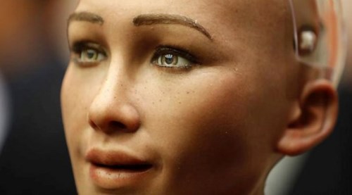 Dünyanın ilk vatandaş robotu Sophia Türkiye'ye geliyor