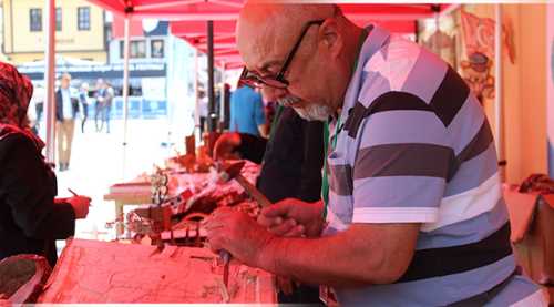 DÜNYANIN UTANCINI AĞACA KAZIDI